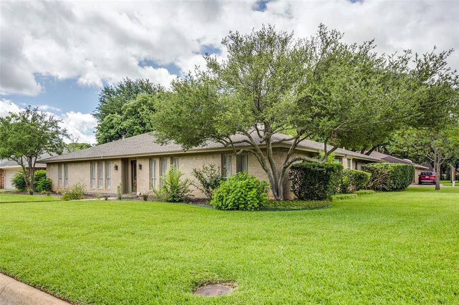 Property photo for 2414 Lakeview Circle, Arlington, TX