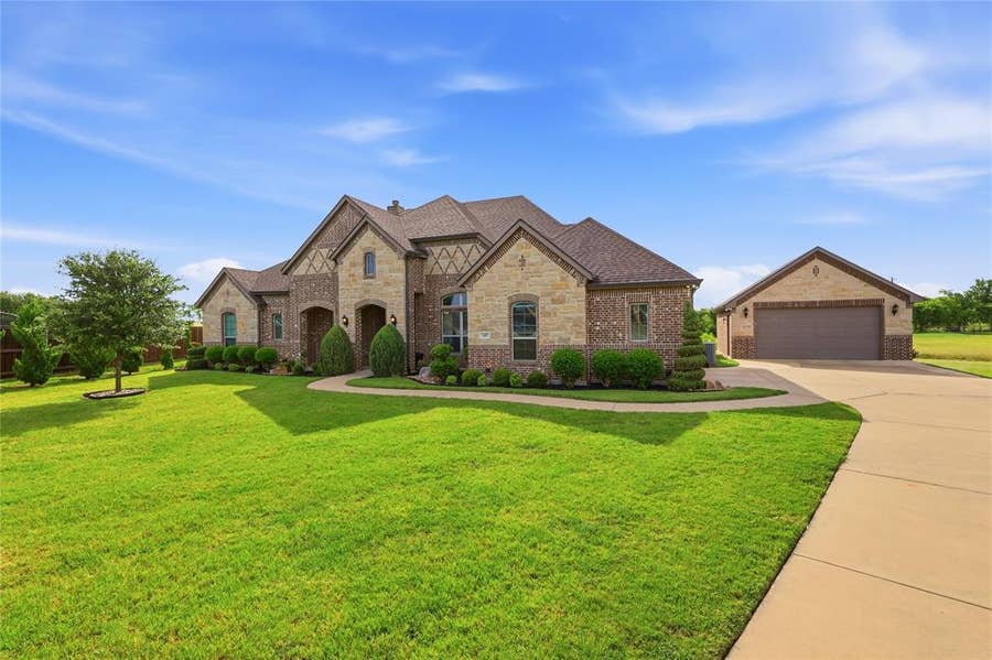 Property photo for 149 Vail Lane, Waxahachie, TX