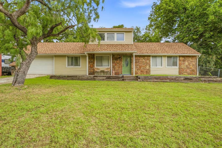 Property photo for 2916 Waterwood Drive, Granbury, TX