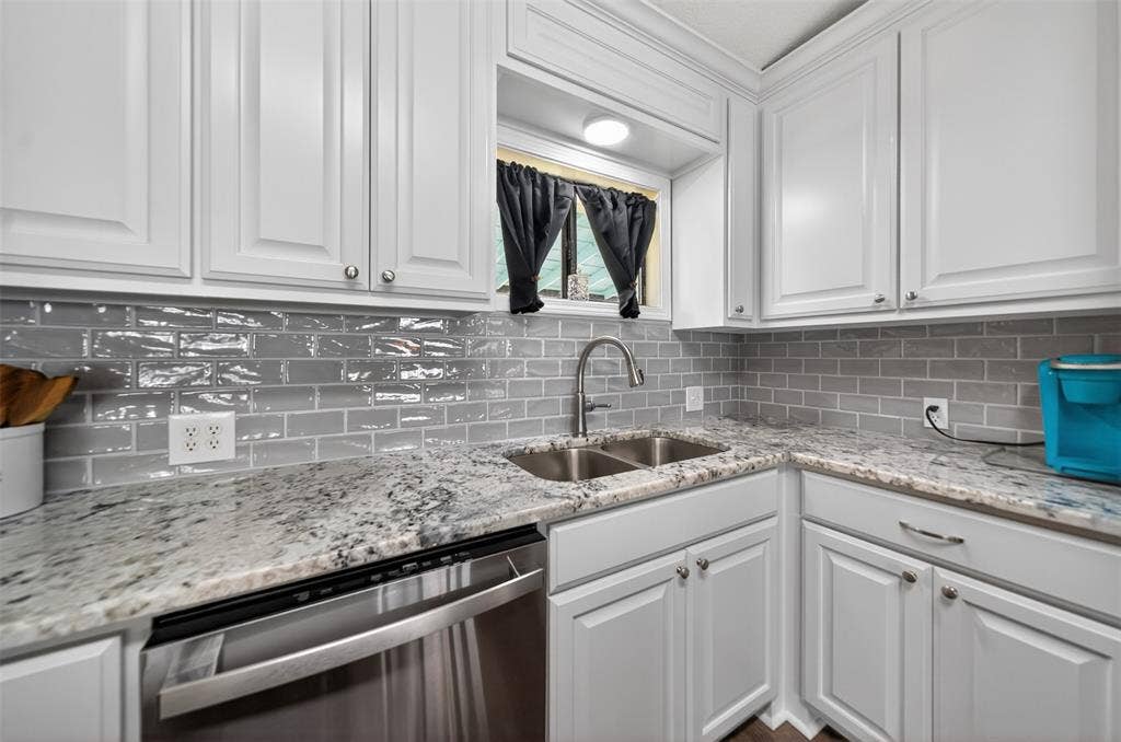 23363 Wateridge Loop, Flint, TX 75762 Granite countertops, state of the art faucets