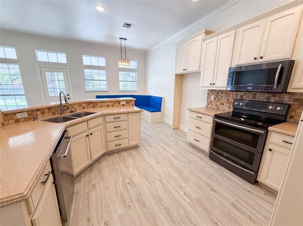 1226 Oakmanor Circle, Hewitt, TX 76643