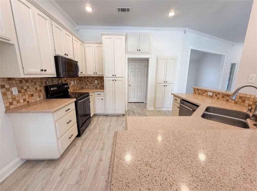 1226 Oakmanor Circle, Hewitt, TX 76643