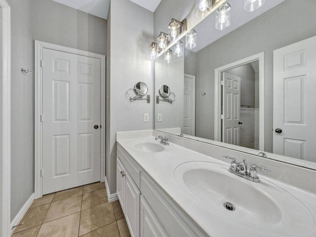 920 Ethan Road, Argyle, TX 76226 Jack & Jill Bathroom