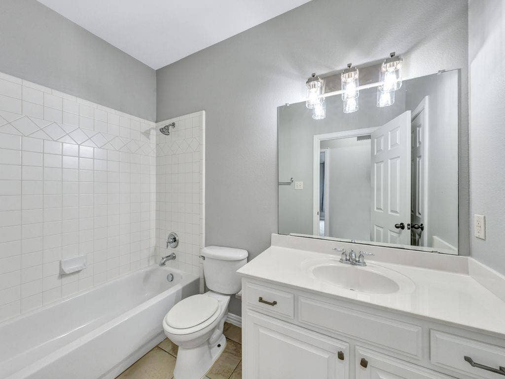 920 Ethan Road, Argyle, TX 76226 Upstairs Bathroom 1