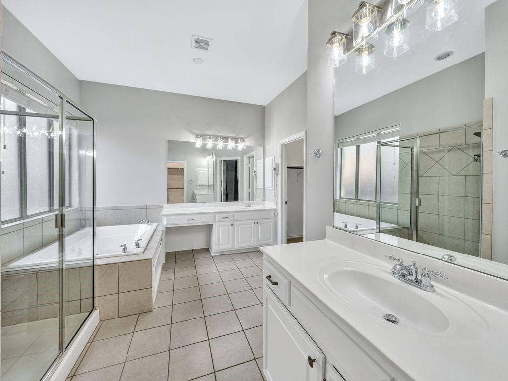 920 Ethan Road, Argyle, TX 76226 Master Bathroom