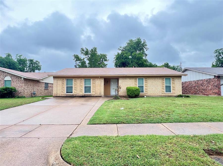 Property photo for 2121 Spanish Trail, Irving, TX