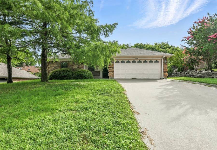 Property photo for 602 Valleyridge Court, Decatur, TX