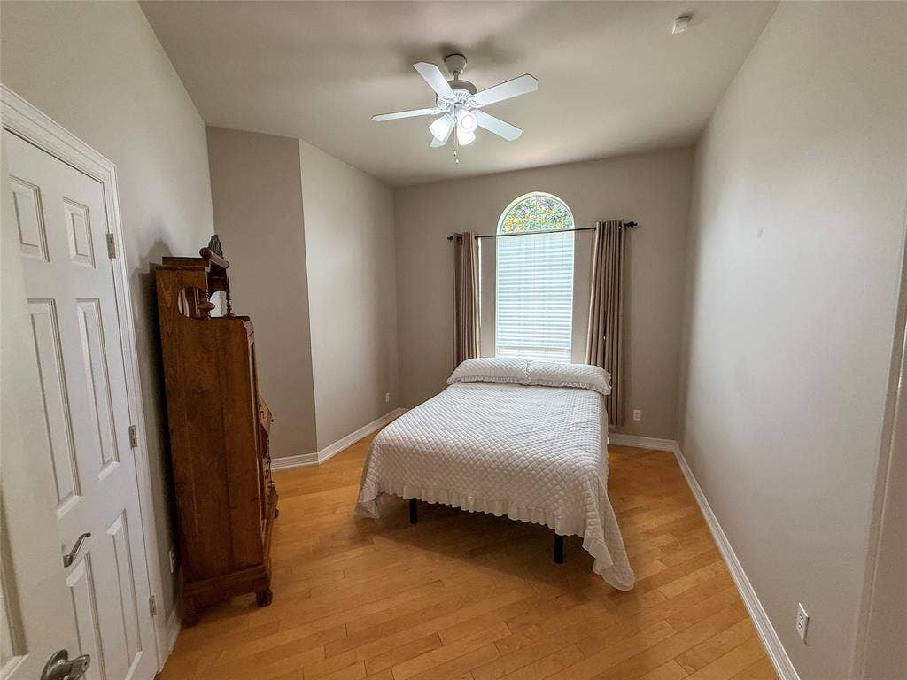 5 Woodlawn Way, Star Harbor, TX 75148 Room featuring light wood-finish flooring, a white ceiling fan, and an arched window with blinds