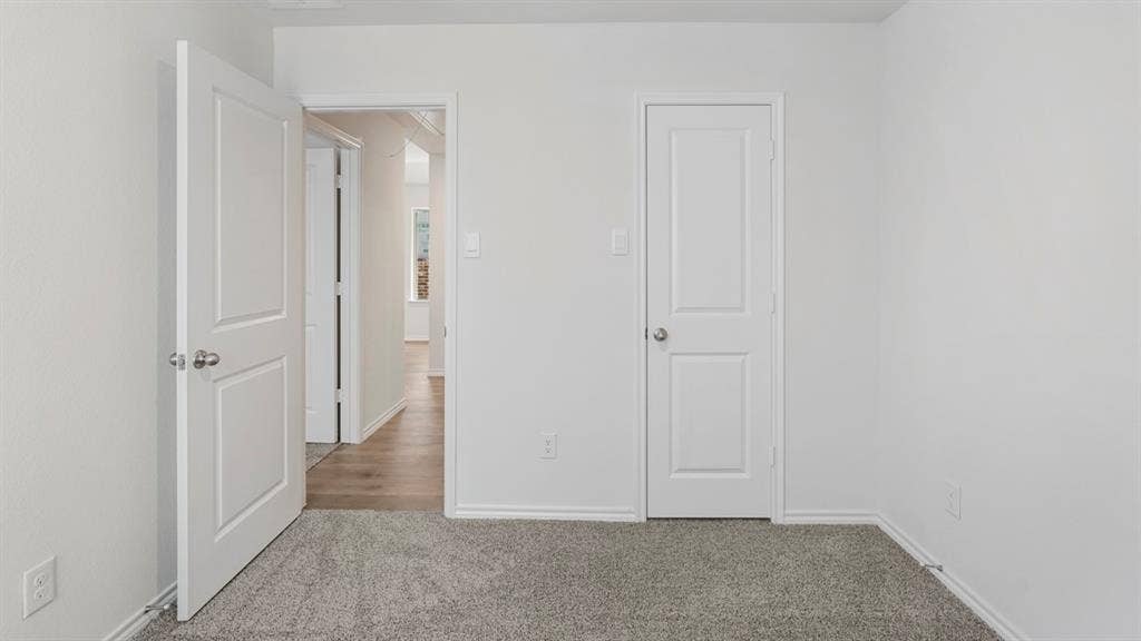 1659 Blaire Drive, Tyler, TX 75702 Neutral-toned wall finish