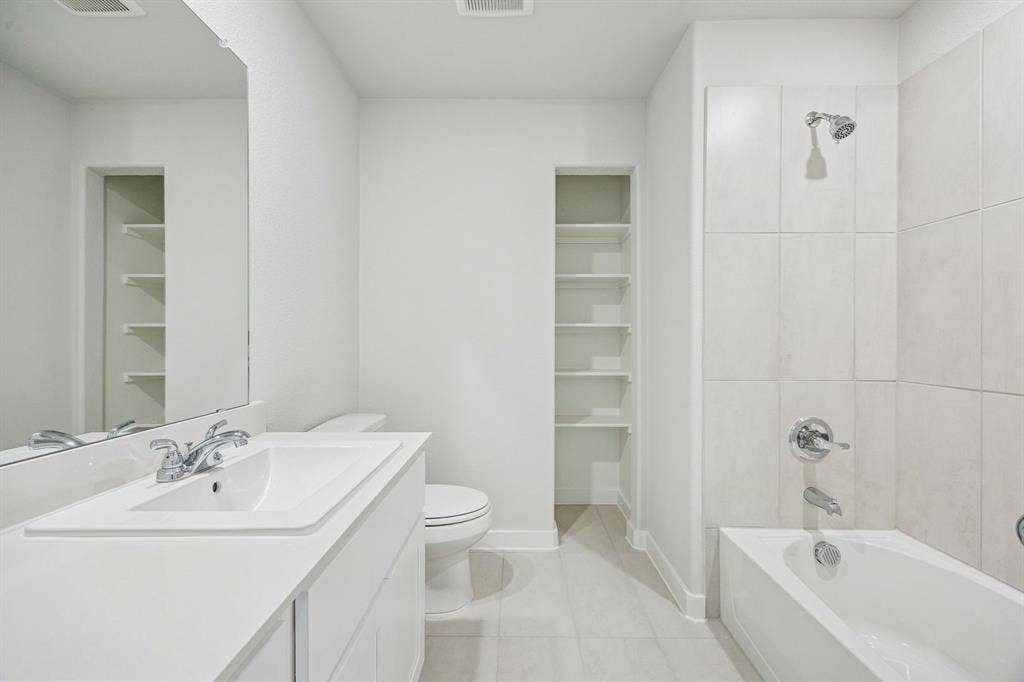 481 Hundred Acre Drive, Waxahachie, TX 75165 Bathroom in the Stanley II home plan by Trophy Signature Homes – REPRESENTATIVE PHOTO