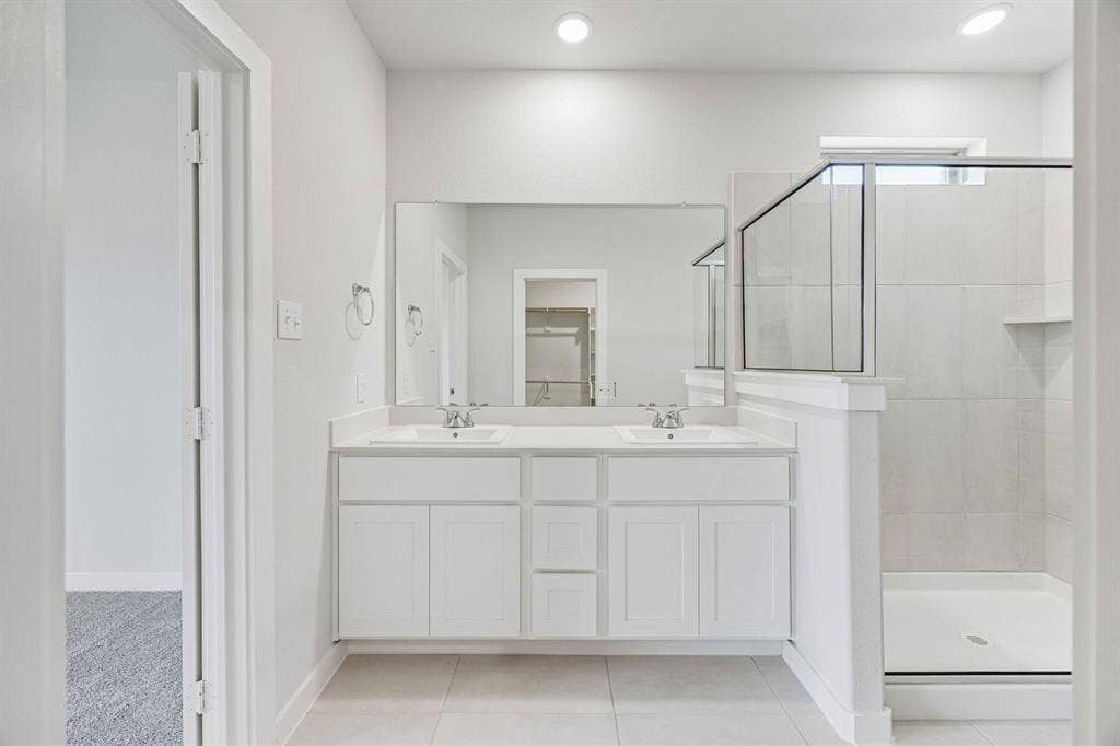 481 Hundred Acre Drive, Waxahachie, TX 75165 Primary Bathroom in the Stanley II home plan by Trophy Signature Homes – REPRESENTATIVE PHOTO