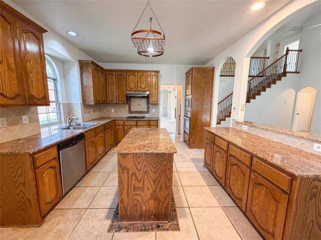 1126 Glencoe Drive, Glenn Heights, TX 75154