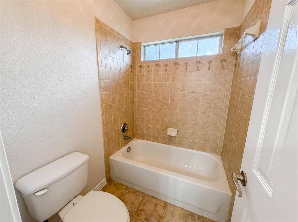 1126 Glencoe Drive, Glenn Heights, TX 75154