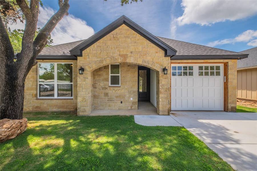 Property photo for 2719 Sycamore Court, Granbury, TX