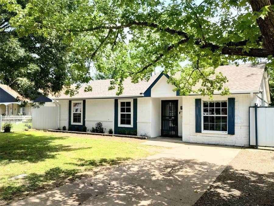 Property photo for 704 Manhattan Drive, Dallas, TX