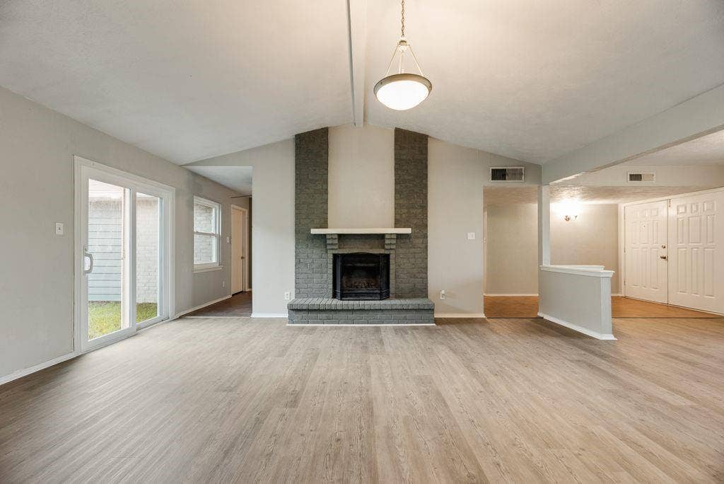 316 Matterhorn Street, Cedar Hill, TX 75104 Spacious living area featuring a vaulted ceiling and wood-finish flooring