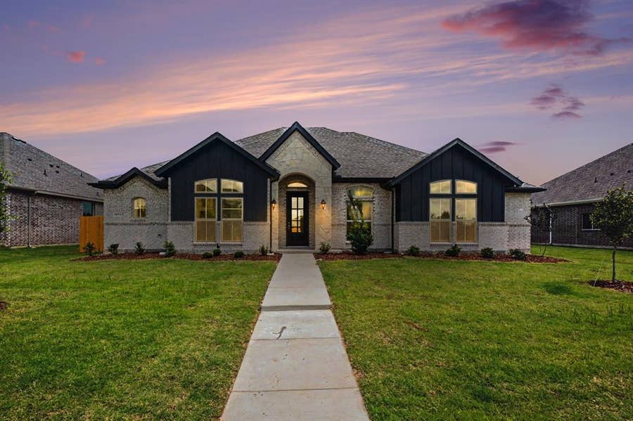 Property photo for 1913 Barrix Lane, DeSoto, TX