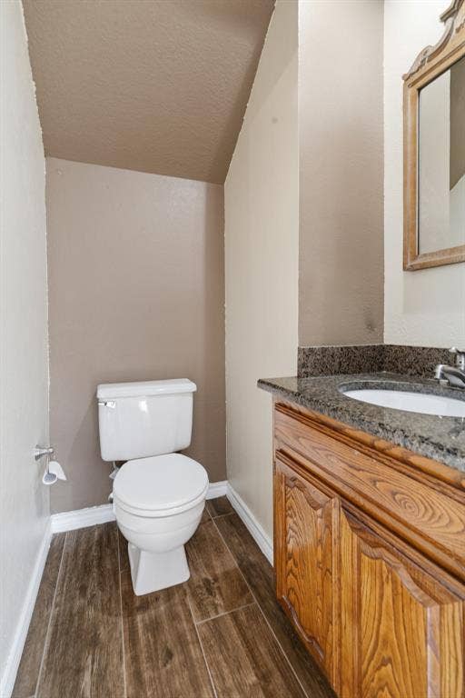 2927 S Bend Drive, Dallas, TX 75229 Half Bath
