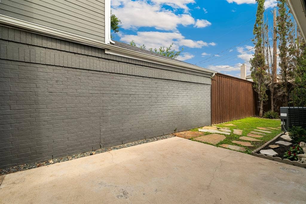 2927 S Bend Drive, Dallas, TX 75229 Quick and easy to maintenance