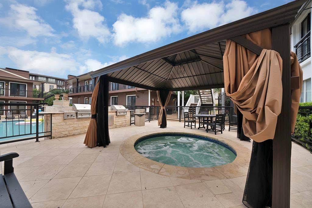5904 Sandhurst Lane, #145, Dallas, TX 75206 Spa and barbecue grills at the pool
