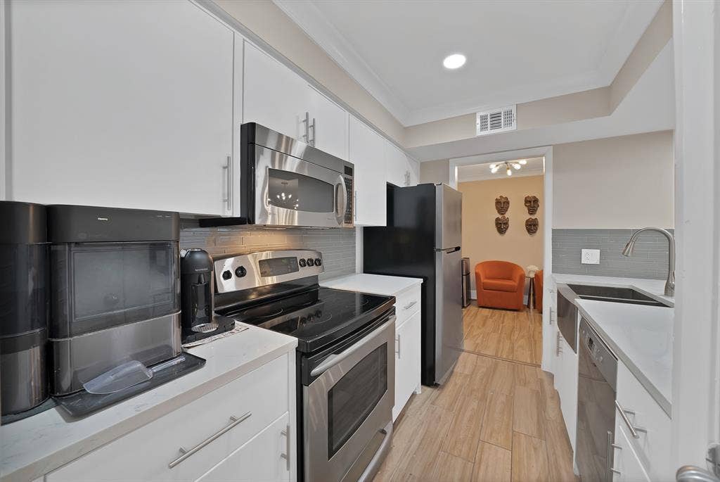 5904 Sandhurst Lane, #145, Dallas, TX 75206 Remodeled kitchen
