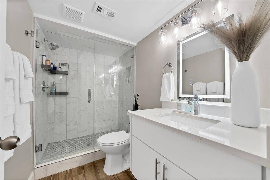 5904 Sandhurst Lane, #145, Dallas, TX 75206 Primary ensuite bath
