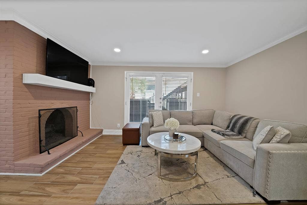 5904 Sandhurst Lane, #145, Dallas, TX 75206 Natural light and beautiful floors