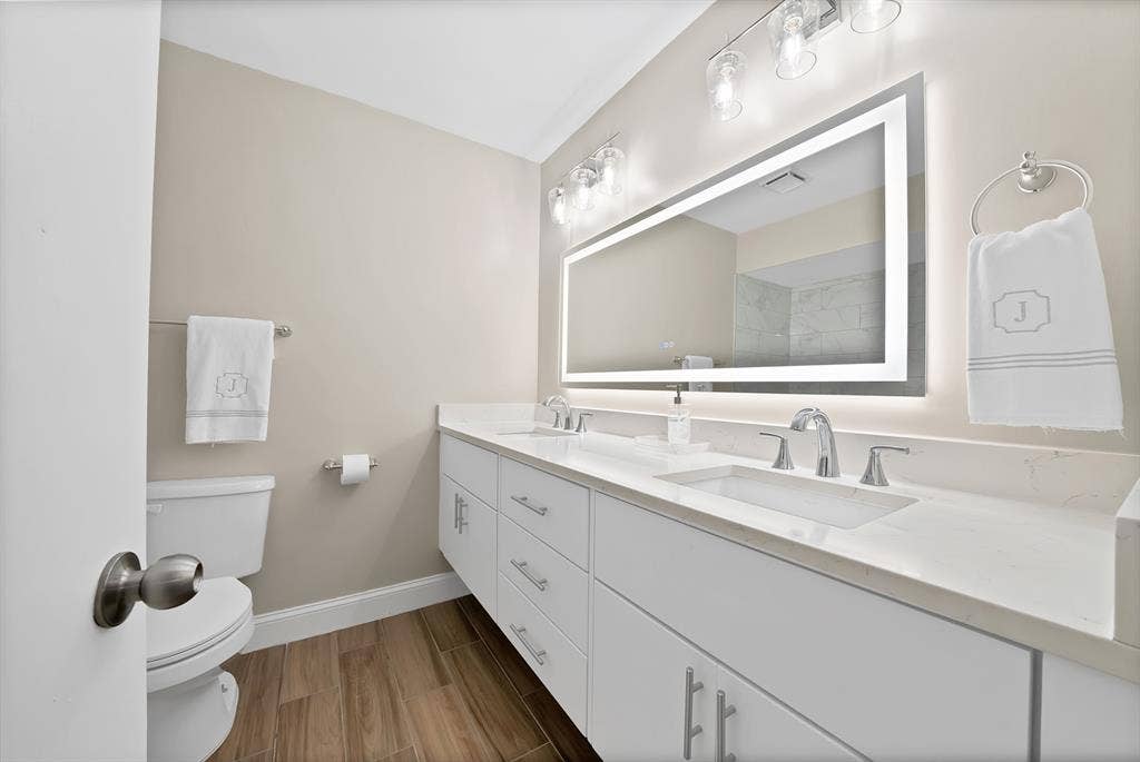5904 Sandhurst Lane, #145, Dallas, TX 75206 Full Bath