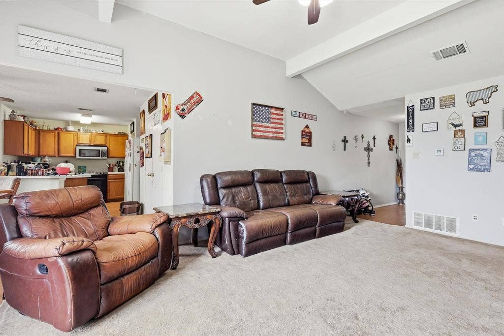 6406 Nicole Way, Arlington, TX 76002 Spacious living area featuring vaulted ceilings and carpet