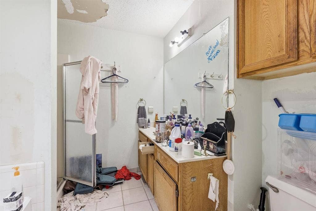 6406 Nicole Way, Arlington, TX 76002 Primary bathroom with separate tub and shower