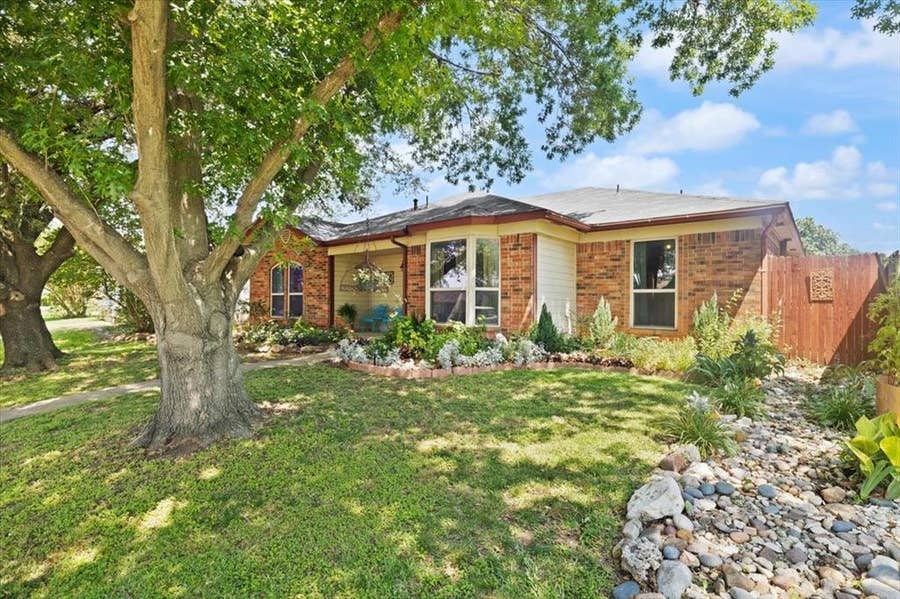 Property photo for 1423 Springcrest Drive, Mesquite, TX
