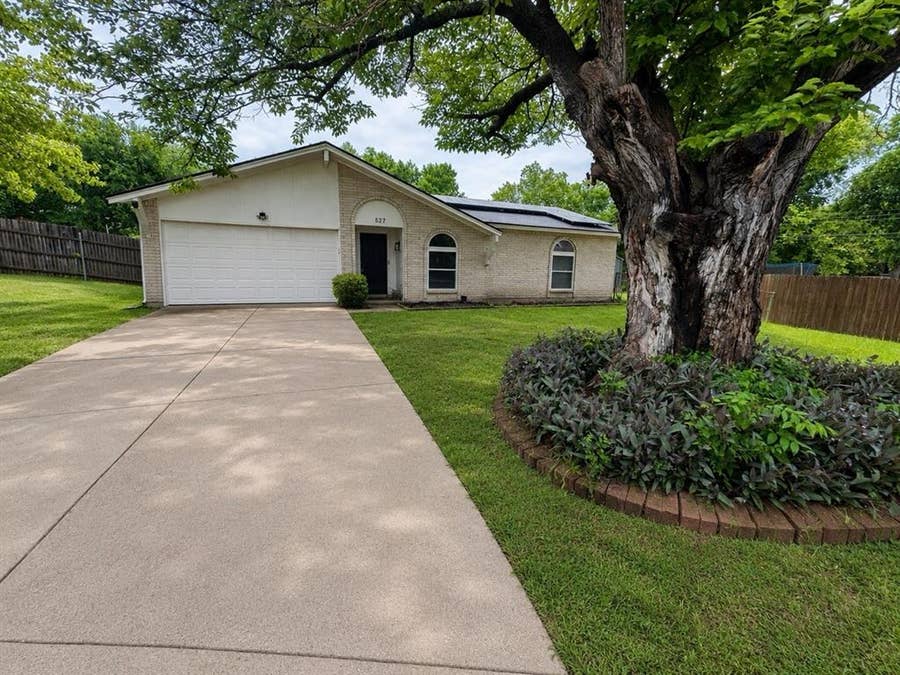 Property photo for 527 Shelly Court, Duncanville, TX