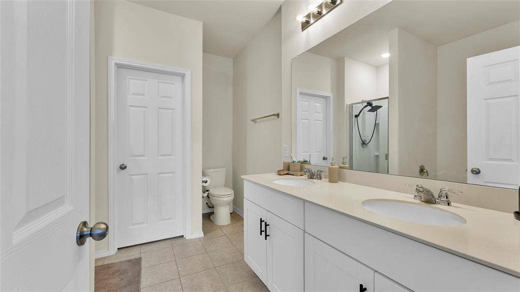 707 Indigo Road, Princeton, TX 75407 Dual vanity with undermount sinks and light-toned countertops