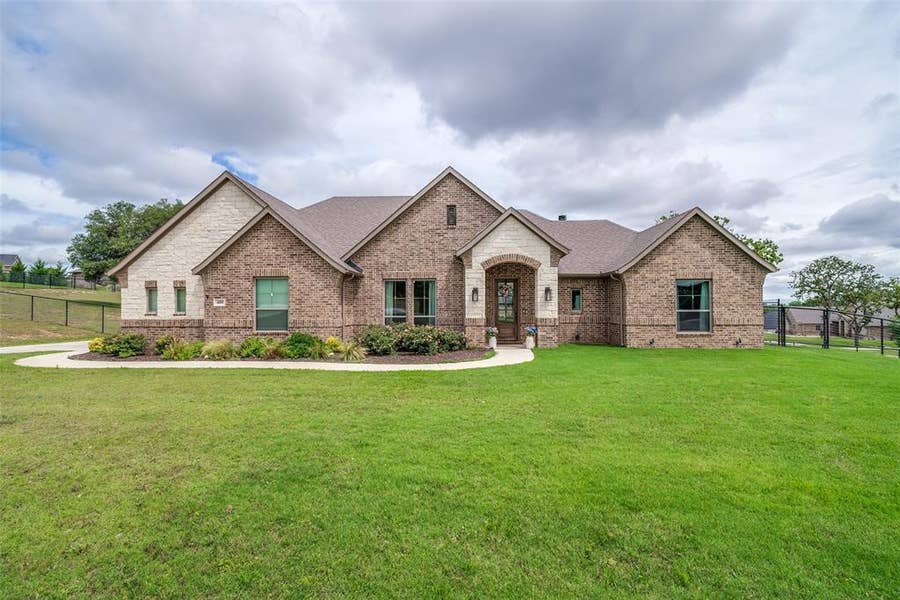 Property photo for 409 Oak Meadow Lane, Weatherford, TX