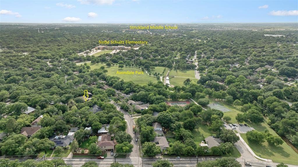 This home is within walking distance of Avondale and Nette Schultz Parks as well as Nette Schultz elementary