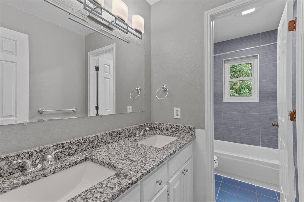 Upstairs secondary bathroom