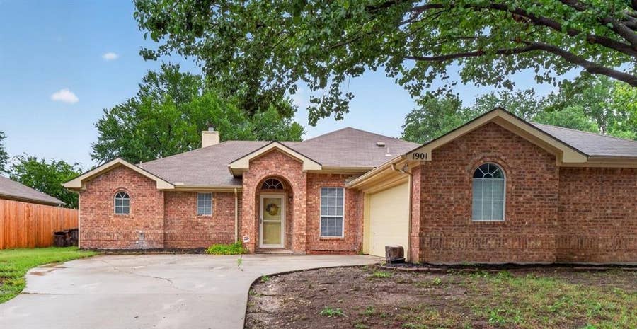Property photo for 1901 Le Sage Court, Denton, TX