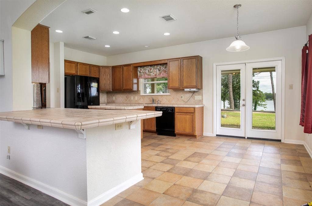 21750 Lakewood Lane, Chandler, TX 75758 Kitchen with View of the lake thru the eat in kitchen patio door