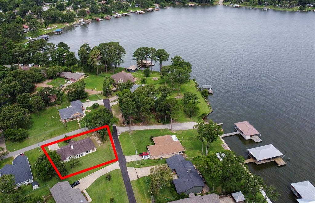 21750 Lakewood Lane, Chandler, TX 75758 House outlined next to lake