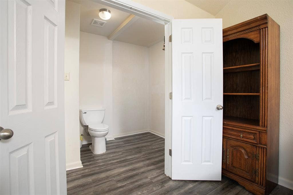 21750 Lakewood Lane, Chandler, TX 75758 Wheelchair access to water closet master