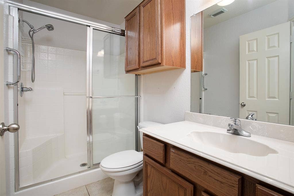 21750 Lakewood Lane, Chandler, TX 75758 Guest Bathroom