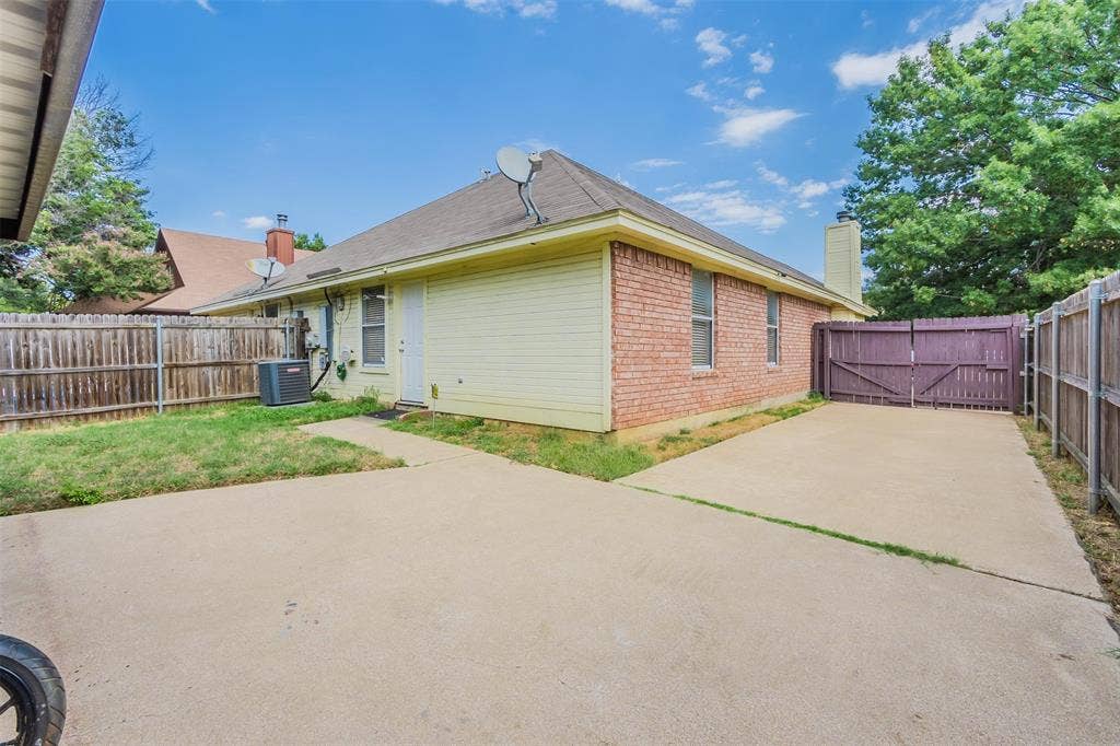 2709 Brittany Drive, Euless, TX 76039 2709 Brittany Drive, Euless, TX 76039