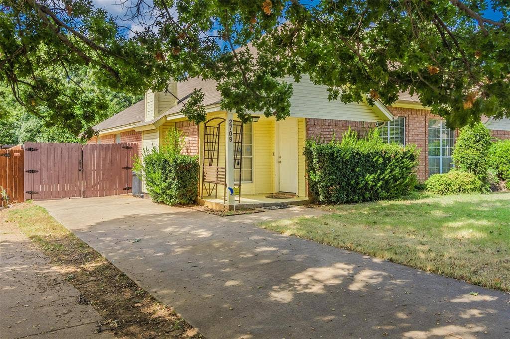 2709 Brittany Drive, Euless, TX 76039 2709 Brittany Drive, Euless, TX 76039