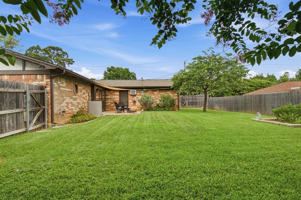521 W Louella Drive, Hurst, TX 76054 Large backyard with lush green grass.