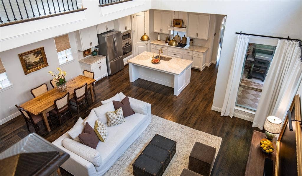 7405 Collin Mckinney Parkway, McKinney, TX 75070 Living area featuring vaulted ceilings and wood floors. Spacious and Airy!