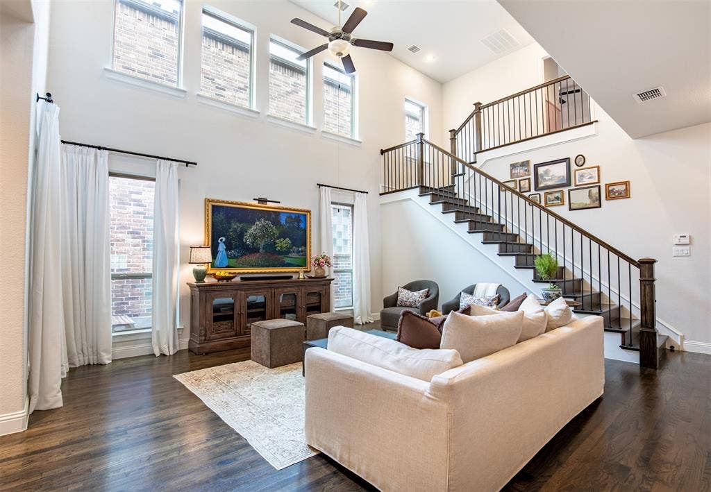 7405 Collin Mckinney Parkway, McKinney, TX 75070 Living area featuring vaulted ceilings and wood floors. Spacious and Airy!