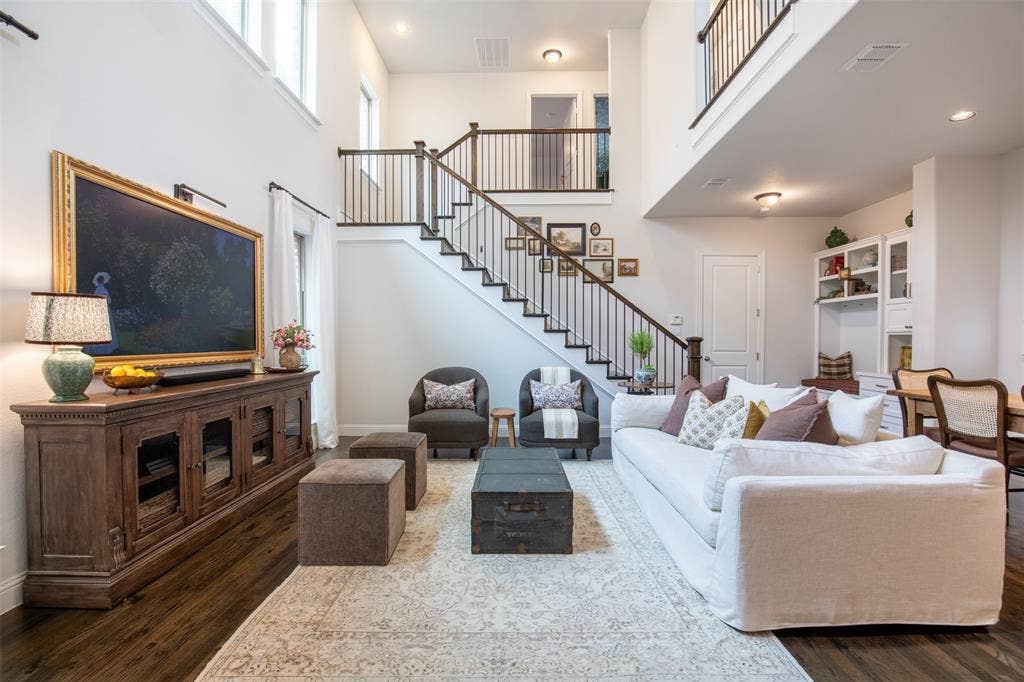 7405 Collin Mckinney Parkway, McKinney, TX 75070 Living area featuring vaulted ceilings and wood floors. Spacious and Airy!