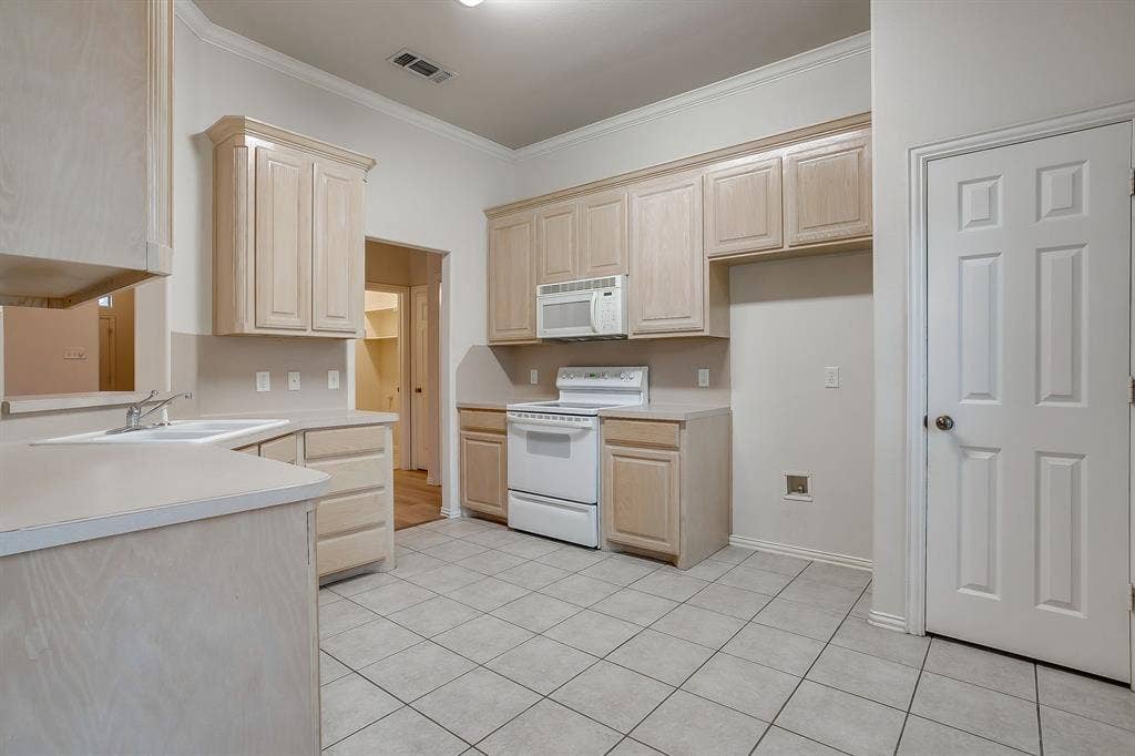 129 Hirth Drive, Crowley, TX 76036 129 Hirth Drive, Crowley, TX 76036