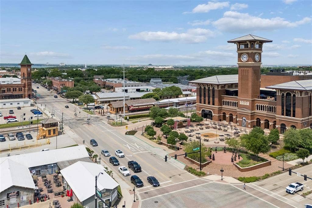 1120 S Pine Street, Grapevine, TX 76051 Luxury meets Texas charm at Hotel Vin — where outdoor entertainment, live music, and the premier dining experience of Harvest Hall bring Historic Main Street to life.