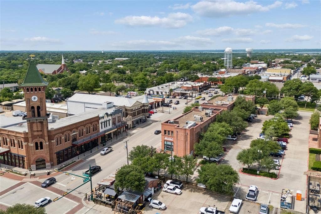 1120 S Pine Street, Grapevine, TX 76051 A walk down Historic Grapevine Main Street feels like stepping into the heart of small-town Texas with a modern twist.Where history is preserved and every corner tells a story — welcome to Historic Downtown Grapevine.